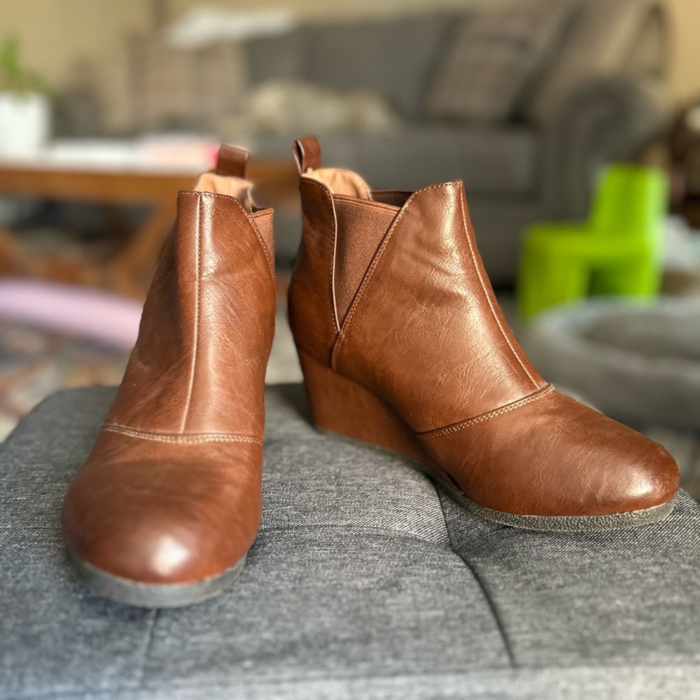 Versona Tan Leather Ankle Booties